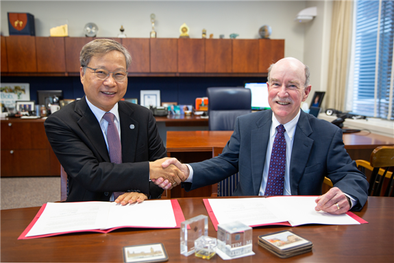 (왼쪽부터) 윤의준 한국에너지공과대학 총장, 미국 매사추세츠공과대학교 에너지 이니시어티브 로버트 암스트롱.