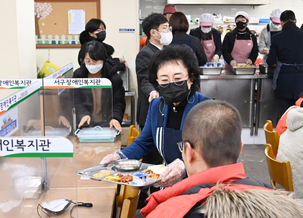 4일 광주 서구의회 고경애 의장과 의원들이 서구장애인복지관에서 배식 봉사를 하고 있다. ⓒ광주 서구의회 제공