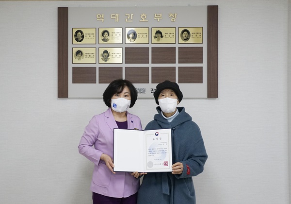 (왼쪽) 김연 조선대학교병원 간호부장.