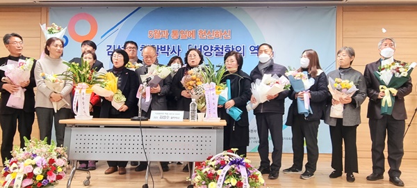 광주시민사회단체가 김성수  박사에게 환영의 꽃다발을 전달하고 기념촬영을 하고 있다. ⓒ예제하