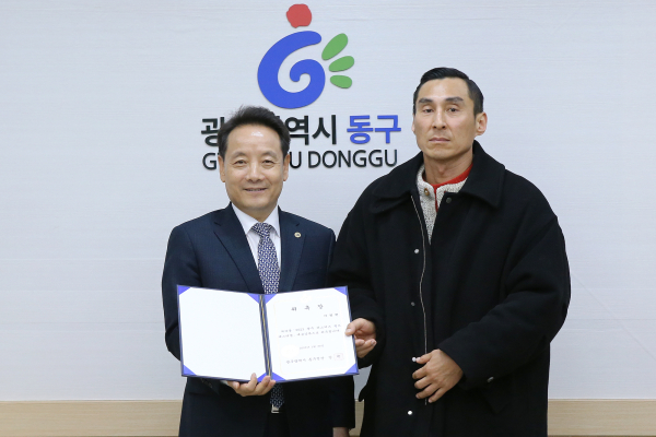 임택 광주동구청장(왼쪽)과 이정헌 광주버스킹 월드컵 예술감독.