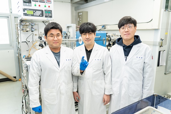 (왼쪽부터) 박용희 박사과정생, 임현섭 교수, 안채현 박사과정생. ⓒ지스트 제공