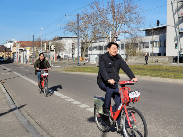 노관규 전남 순천시장이 독일 프라이부르크에서 직원들과 함께  자전거를 타며 환경교통정책을 직접체험 했다.  ⓒ순천시청 제공
