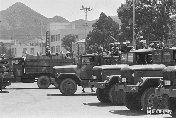 1980년 5.18민중항쟁 당시 전남도청 앞에 계엄군 탱크들이 도열해 있다. ⓒ5.18기념재단 누리집 갈무리