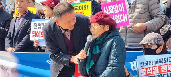 양금덕 일제강제동원피해 할머니가 6일 5.18민주광장에서 열린 윤석열 정부의 해법 발표에 대해 일본 기업의 배상과 일본정부의 사과를 촉구하고 있다. ⓒ예제하