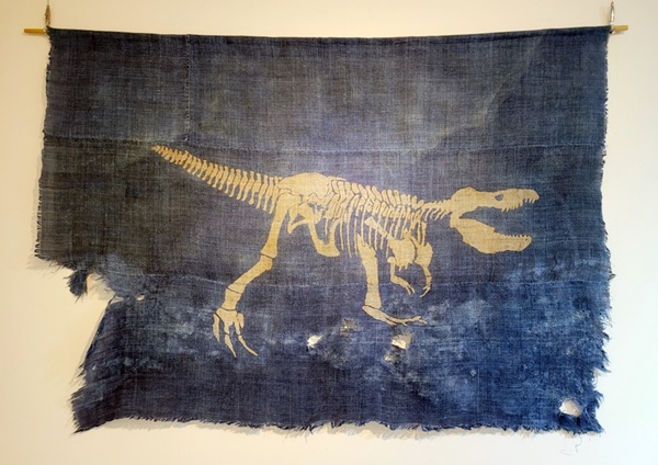 경남 사천에 거주하는 이갑영 씨가 한국천연염색박물관에 기증한 100년 된 삼베 쪽 염색 작품 '공룡화석'. ⓒ나주천연염색재단 제공
