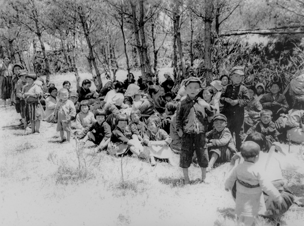 1948년 5월 토벌대의 학살을 피해 한라산 중산간지대로 피신한 제주도민들. ⓒ제주4.3평화재단 누리집 갈무리