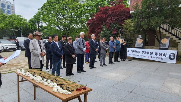 4.19혁명 63주년을 맞아 19일 오전 4.19단체 회원들이 광주 남구 광주공원 4.19기념탑에서 추모하고 있다. ⓒ광주인