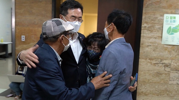 지난 25일 국회 행정안전위원회에서 '여순사건 특별법'이 통과한 후 소병철 의원이  유족들과 함께 기뻐하고 있다. ⓒ소병철 의원실 제공