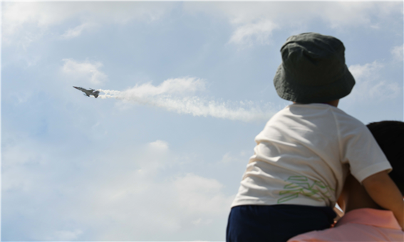 제1전투비행단이 3일 공군참모총장배 Space Challenge 광주 전남 지역예선대회에 앞서 T-50 축하비행을 실시하고 있다. ⓒ공군 제1전투비행단 제공