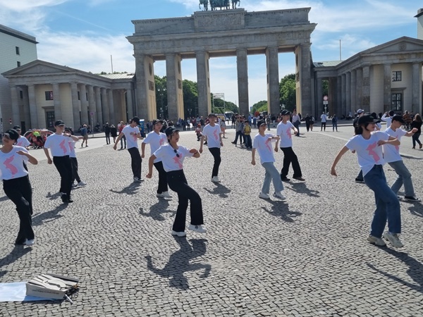 광주광역시교육청이 진행 중인 글로벌 리더 평화통일 체험 프로그램에 참여한 광주학생들이 독일 브란덴부르크문 광장에서 통일을 춤추다 공연을 선보이고 있다. ⓒ광주시교육청 제공