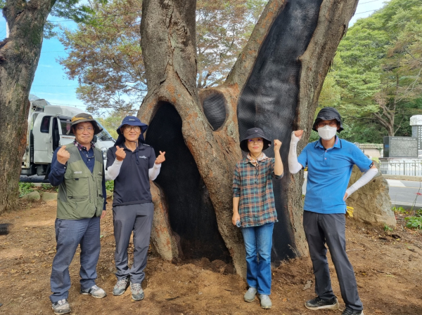 광주나무병원 직원들이 생태친화적 외과수술을 마친뒤 기념촬영을 하고 있다.ⓒ 광주나무병원제공