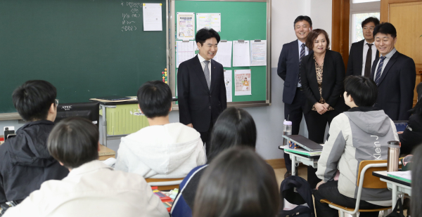 김대중 전남교육감이 26일 곡성고등학교를 방문, 수업 중인 학생들을 격려하고 있다. ⓒ전남교육청 제공