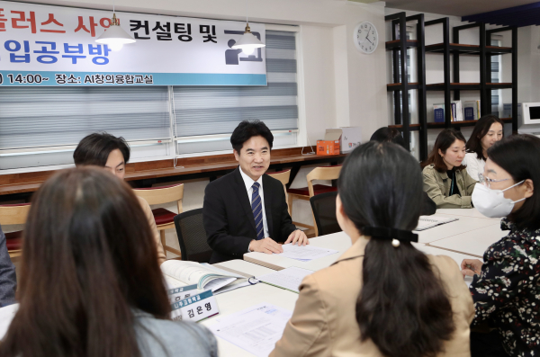 10월 31일 나주고등학교 대입 공부방을 방문한 김대중 전남교육감이 참여 교사들과 대화하고 있다. ⓒ전남도교육청 제공