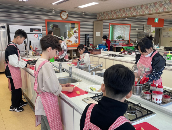 전남교육청 다문화학생 직업체험 프로그램에 참여한 학생들이 요리 체험을 하고 있다. ⓒ전남도교육청 제공