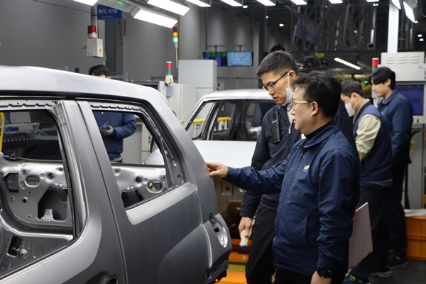 윤몽현 광주글로벌모터스 대표가 전기차생산 라인을 점검하고 있다. ⓒ광주글로벌모터스 제공