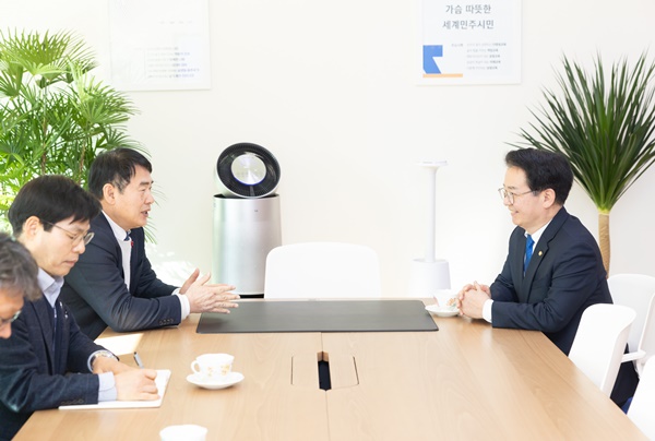 이용빈 의원이 지난달 말 이정선 광주광역시교육감을 만나고 있다.