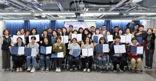 지난 6일 광주엔지오지원센터가 광주 18개 시민사회단체와 업무협약을 체결하고 기념촬영을 하고 있다. ⓒ광주엔지오지원센터 제공