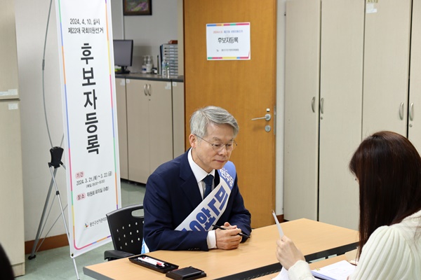 민형배 민주당 광주 광산구을 후보가 21일 광산구선관위에서 후보등록을 하고 있다. ⓒ민형배 후보 제공