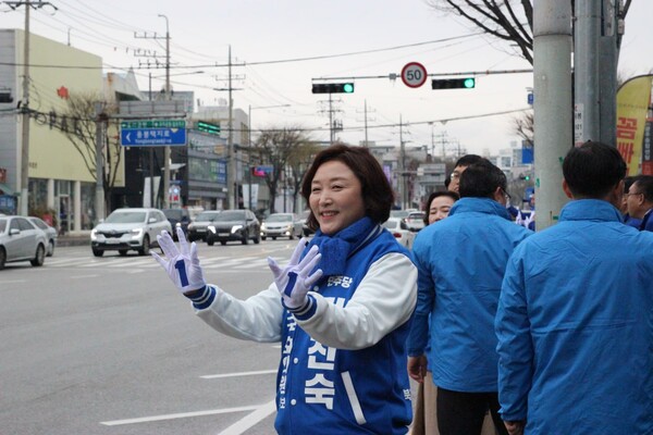 전진숙 민주당 광주 북구을 후보가 선거운동 첫날 유권자들에게 아침 출근인사를 하고 있다. ⓒ전진숙 후보 제공
